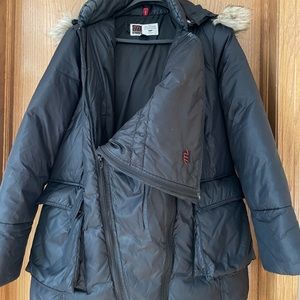 Maternity winter coat with removable insert